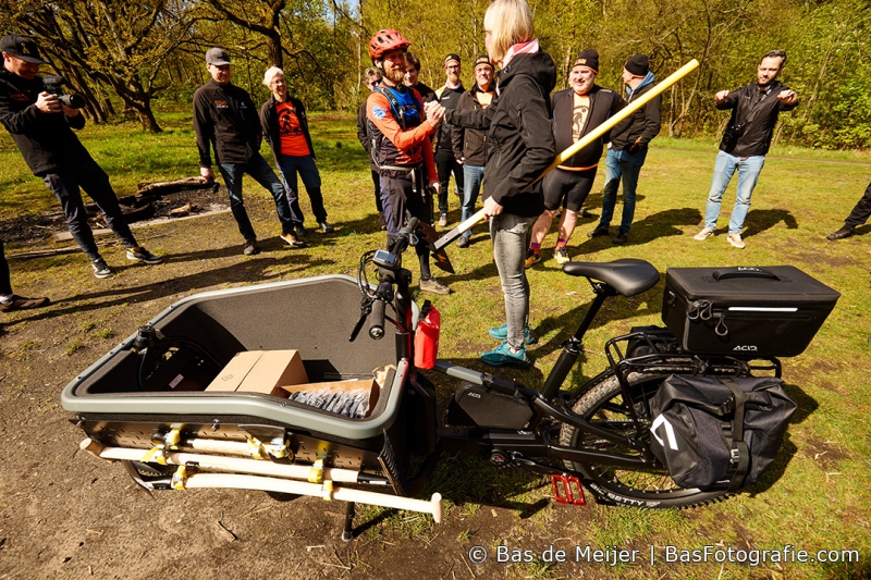 Jeannette Amsink feliciteert Eugen Upelschoten met de CUBE Cargo Bike