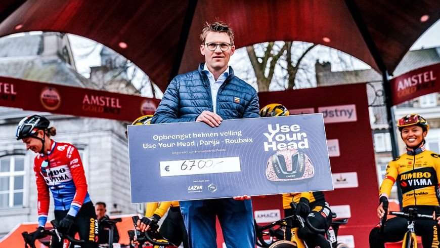 Speciale Lazer helmen Team Jumbo-Visma geveild voor Hersenstrijd fonds